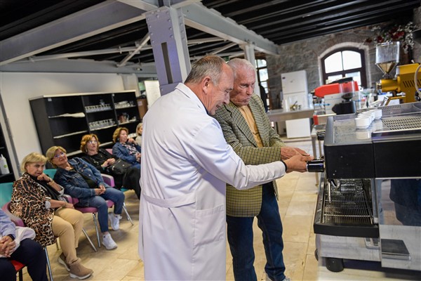 İzmir’de ileri yaşlı bireyler, barista eğitimine katıldı