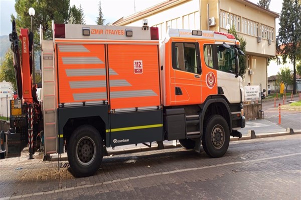 İzmir İtfaiyesi, deprem sonrası destek için Sındırgı’da
