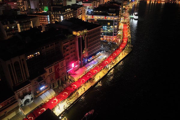 İzmir’de fener alayı düzenlendi