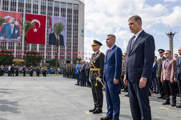 İzmir’de Cumhuriyet Bayramı kutlamaları başladı