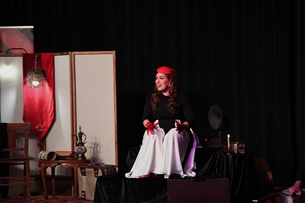 Cumhuriyet’in kuruluşu Osmangazi’de tek kişilik müzikalle anlatıldı