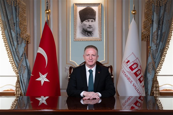 Vali Gül, Cumhuriyet Bayramı için Taksim Cumhuriyet Anıtı’na çelenk bıraktı