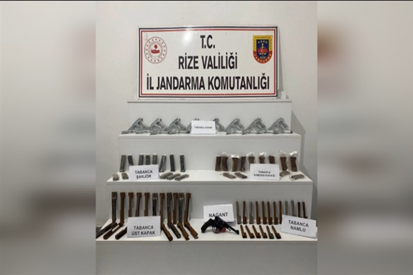 Rize’de 13 adet şarjör, 13 adet tabanca kabzası ele geçirildi