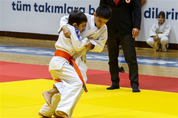 İzmir’de güreş ve judo turnuvaları düzenlendi