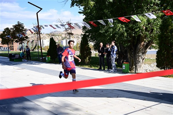 Mamak’ta öğrenciler Cumhuriyet için koştu