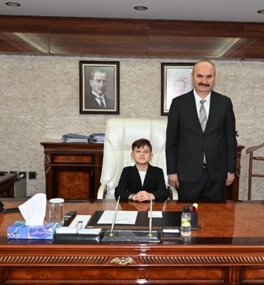 Batman’da valilik makamı temsili olarak öğrenciye devredildi