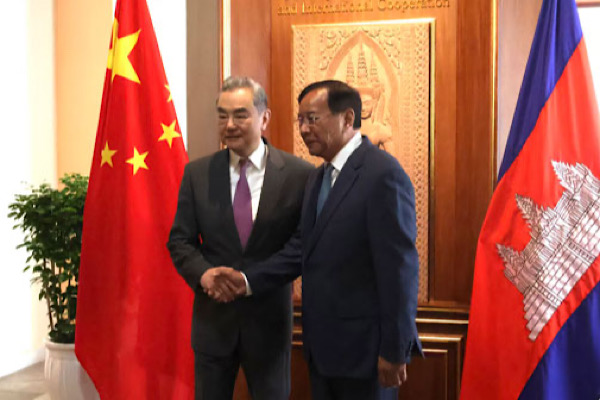 Wang Yi, Kamboçyalı mevkidaşıyla bir araya geldi