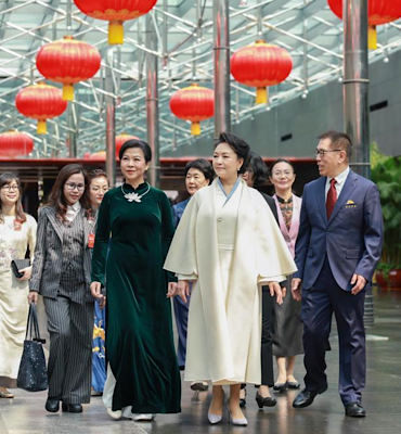 Peng Liyuan, Ngo Phuong Ly ile birlikte tiyatroyu gezdi