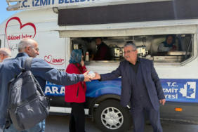 İzmit'te cuma namazı sonrası ikram