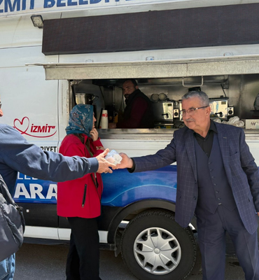 İzmit'te cuma namazı sonrası ikram