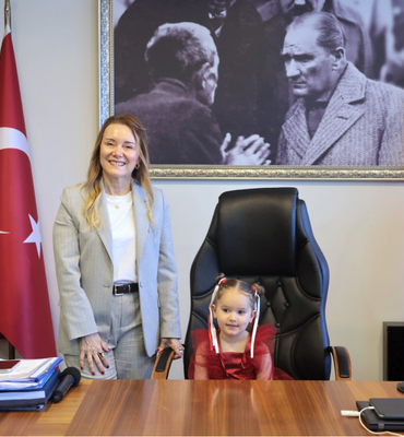 Konak’ta çocuklar başkanlık koltuğuna oturdu