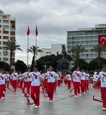 İzmir’de 23 Nisan törenle kutlandı
