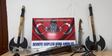 İskenderun’da balkonda sergilenen silahlar operasyonla toplandı