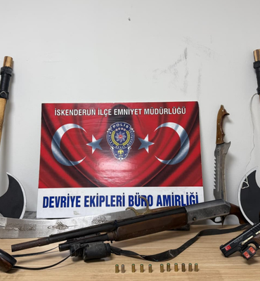 İskenderun’da balkonda sergilenen silahlar operasyonla toplandı