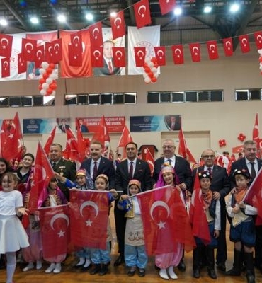 Edremit’te çocuklar bayramlarını kutladı