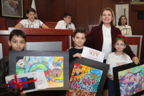 İzmit’te 23 Nisan kapsamında düzenlenen yarışmalarda çocuklar ödüllerini aldı