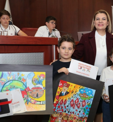 İzmit’te 23 Nisan kapsamında düzenlenen yarışmalarda çocuklar ödüllerini aldı