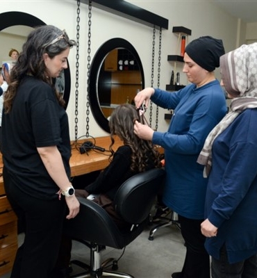 Kadınlar DİSMEK’te meslek öğreniyor