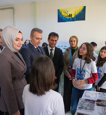 Vali Çiçek, TÜBİTAK 4006 Bilim Fuarı’nı ziyaret etti