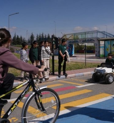 Düzce’de çocuklar trafik kurallarını uygulamalı öğrendiler