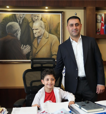 Çukurova’da çocuklar başkanlık koltuğuna oturdu