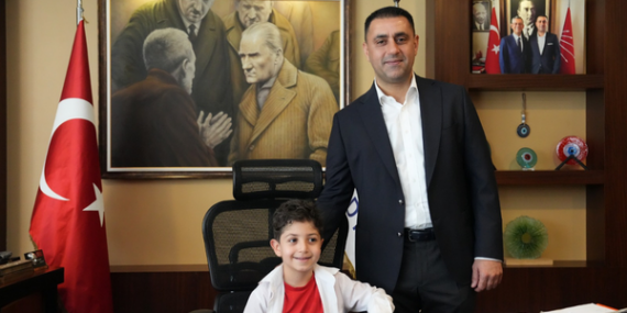 Çukurova’da çocuklar başkanlık koltuğuna oturdu