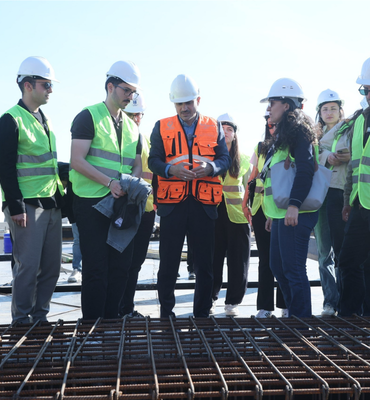 Çiftçi, öğrencilerle hastane inşaatını inceledi