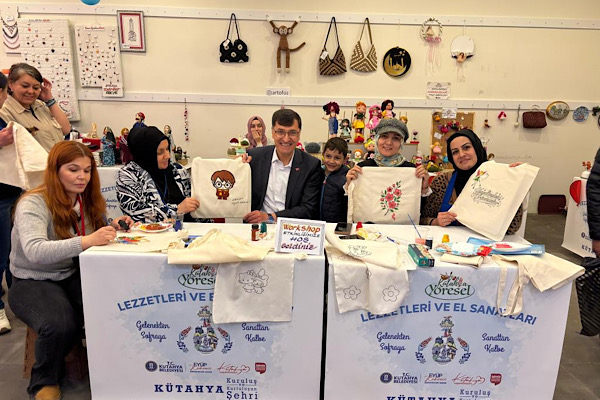 Başkan Kahveci, Kütahya Yöresel stantlarını ziyaret etti