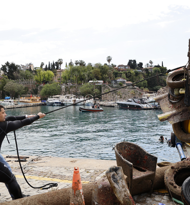 Antalya’da Yat Limanı’nda deniz dibi temizliği yapıldı