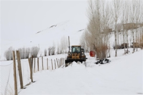 Van’da Nisan ayında karla mücadele çalışmaları sürüyor