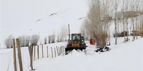 Van’da Nisan ayında karla mücadele çalışmaları sürüyor