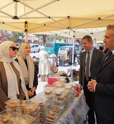 Karaman Valisi Çiçek, destek kermesini ziyaret etti