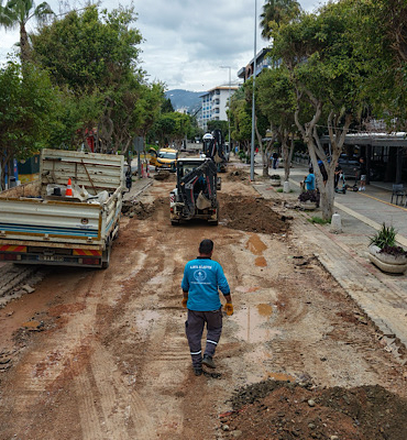 Alanya Atatürk Caddesi’nde altyapı ve asfalt çalışmaları sürüyor