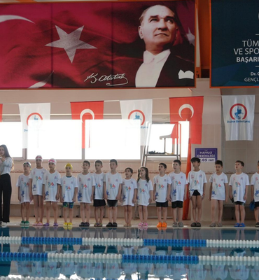 Düzce’de 23 Nisan yüzme şenliği düzenlendi