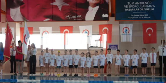 Düzce’de 23 Nisan yüzme şenliği düzenlendi