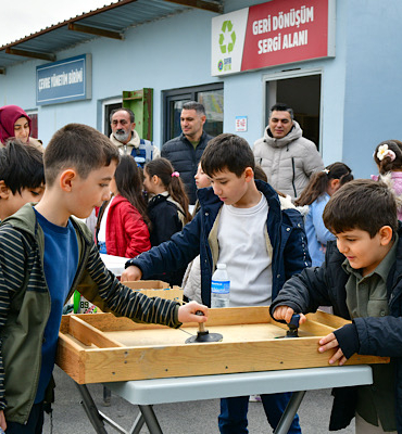 Esenyurt’ta öğrenciler geri dönüşüm sürecini yerinde inceledi