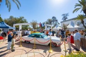 İzmir klasik otomobil sergisi ziyaretçilerden ilgi gördü