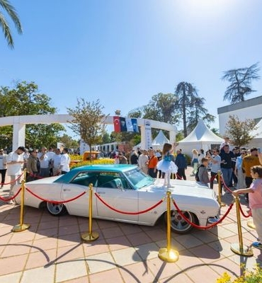 İzmir klasik otomobil sergisi ziyaretçilerden ilgi gördü