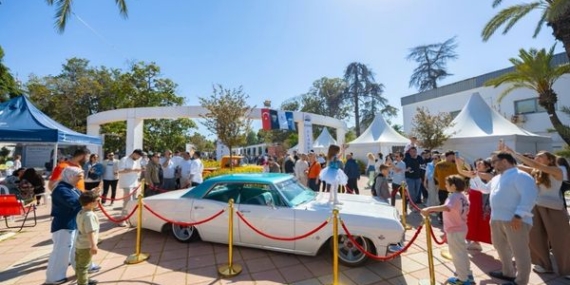 İzmir klasik otomobil sergisi ziyaretçilerden ilgi gördü