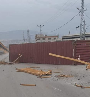 İskenderun’da fırtınada konteyner köprüden düştü