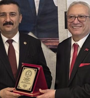 Selçuk Türkoğlu’na “Yılın Milletvekili” ödülü verildi