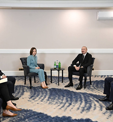 Aliyev, Moldova Cumhurbaşkanı Sandu ile bir araya geldi