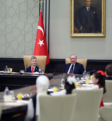 Cumhurbaşkanı Erdoğan, çocukları Cumhurbaşkanlığı Külliyesi'nde kabul etti