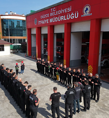 Düzce’de çocukların itfaiyeci olma hayali 23 Nisan’da gerçekleşti