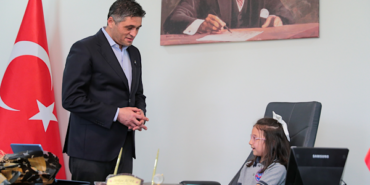 Aliağa'da 23 Nisan dolayısıyla Başkan Acar Koltuğunu devretti