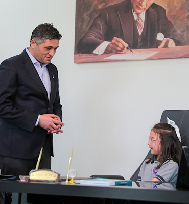 Aliağa'da 23 Nisan dolayısıyla Başkan Acar Koltuğunu devretti