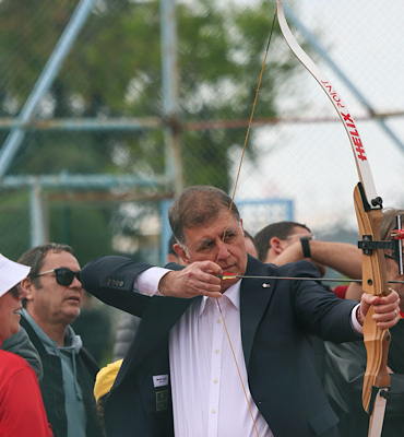 Başkan Tugay, İnciraltı’ndaki 23 Nisan Çocuk Şenliği’ne katıldı