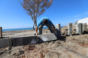 Menderes Gümüldür’de sahil yürüyüş yolu yenileniyor