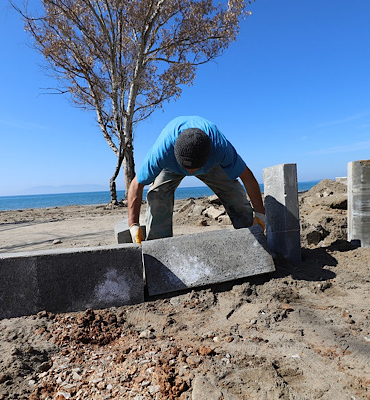 Menderes Gümüldür’de sahil yürüyüş yolu yenileniyor
