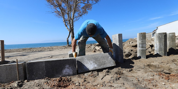 Menderes Gümüldür’de sahil yürüyüş yolu yenileniyor